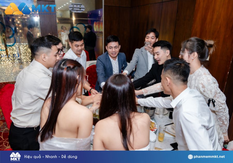 Tiệc liên hoan Tiệc liên hoan