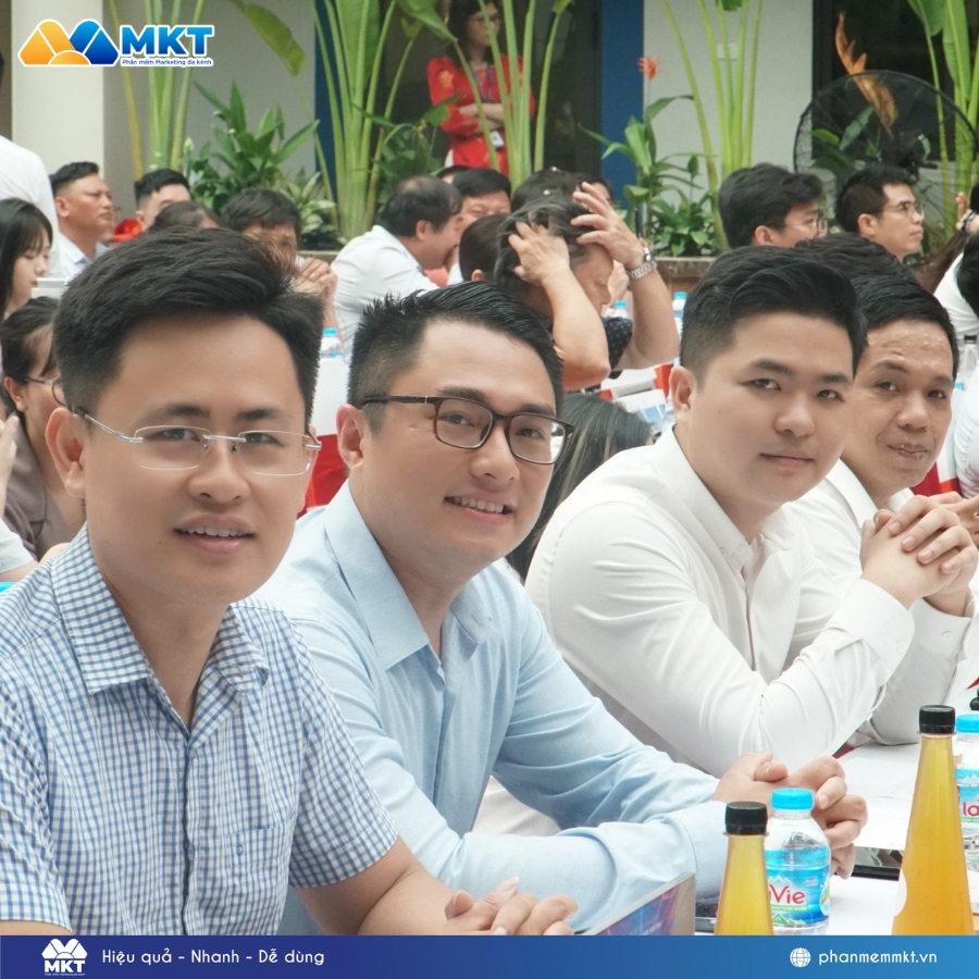 Đại diện phía Công ty CP Giải pháp MKT tham dự lễ ký kết Đại diện phía Công ty CP Giải pháp MKT tham dự lễ ký kết
