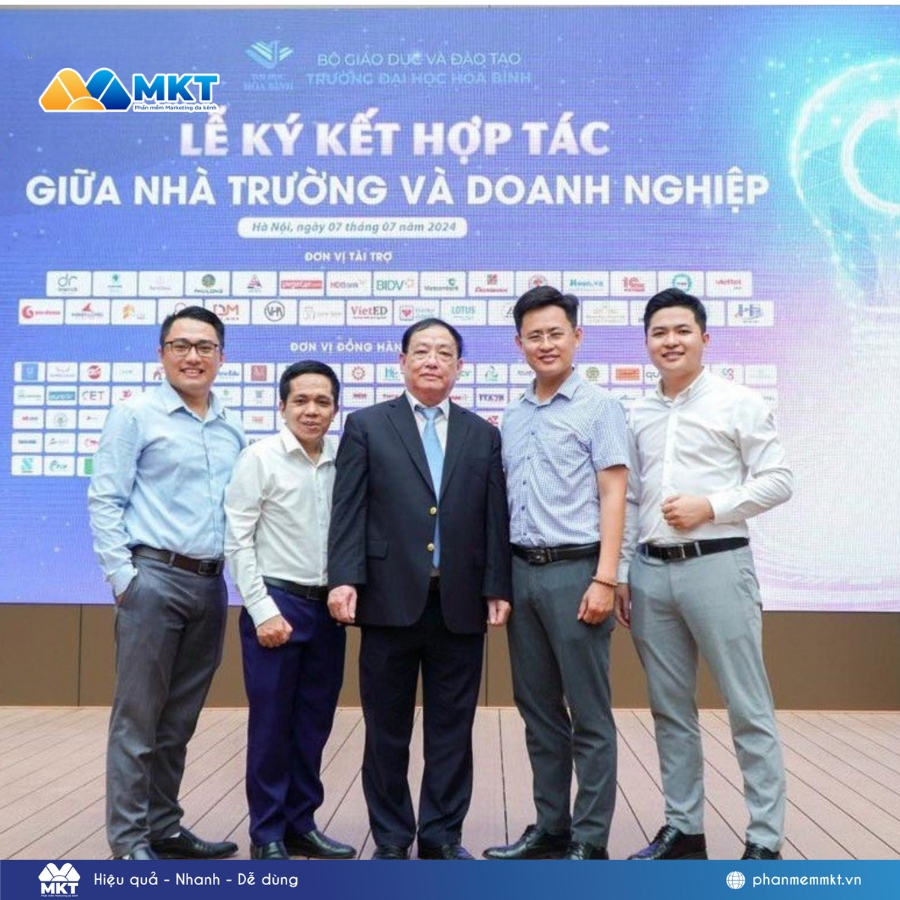 Đại diện Phần mềm MKT chụp ảnh cùng hiệu trưởng Đại học Hòa Bình Đại diện Phần mềm MKT chụp ảnh cùng hiệu trưởng Đại học Hòa Bình